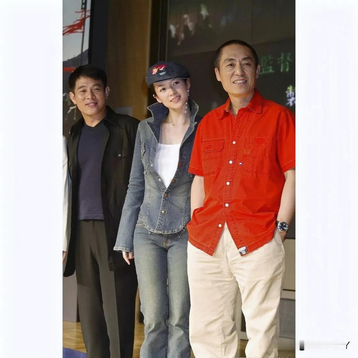 这张照片展现出了李连杰与章子怡和张艺谋2003年在东京的情景，那时候李连杰40岁