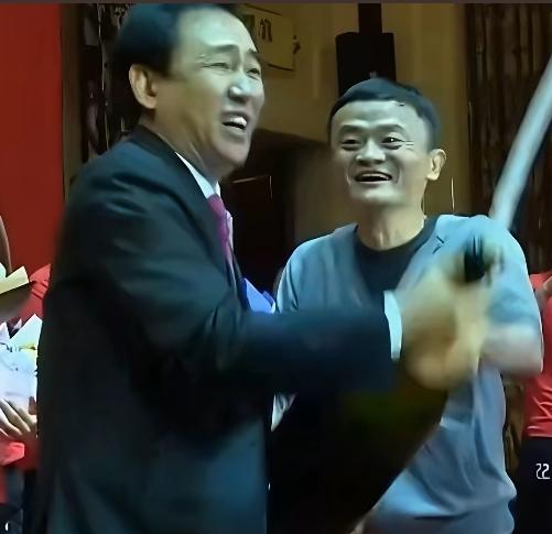 都在说马云从恒大全身而退，扯淡。他十二亿进去，一个多亿出来，亏了八成。但他比张近