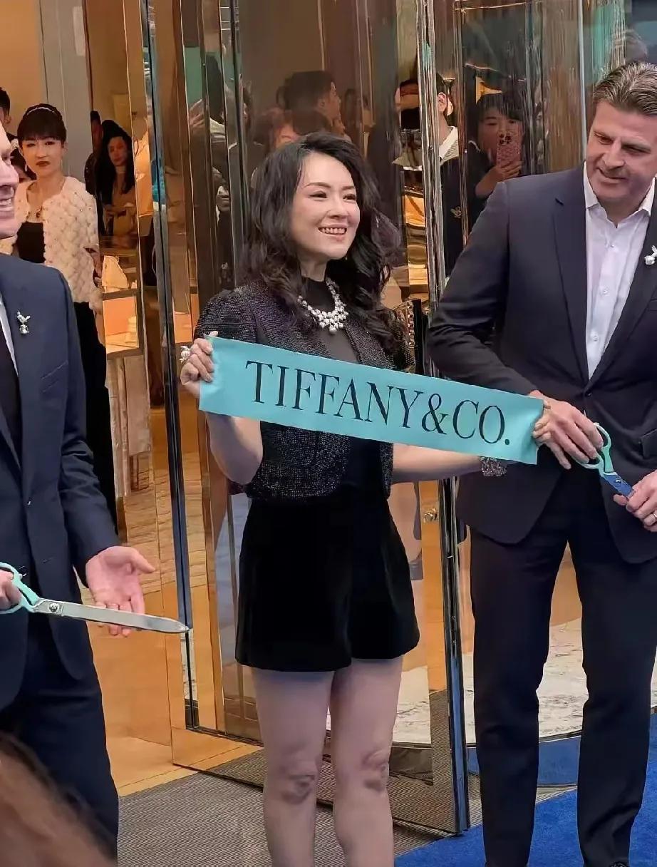 天呐!她俩这是啥情况?同框画面一曝光,瞬间在网上炸开了锅。一个风情万种,举手投足