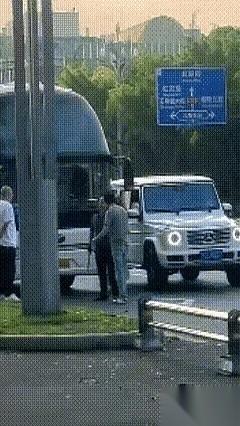 我跟你讲，那个奔驰大哥绝对是个狠人。一脚，就一脚，干净利落，直接把对面那哥们儿