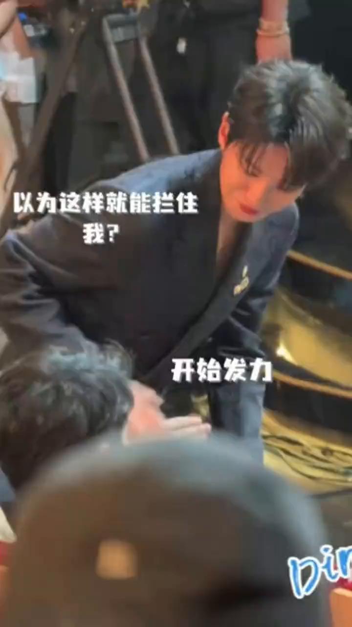 原来好兄弟之间真的不存在社交安全距离。六月十四日，微博电影之夜被王俊凯和董子健