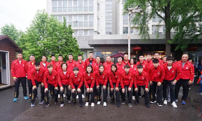 乒乓球世乒赛出征仪式传统我找到几张以前的出征艺术图片我们是真的有这个传统的