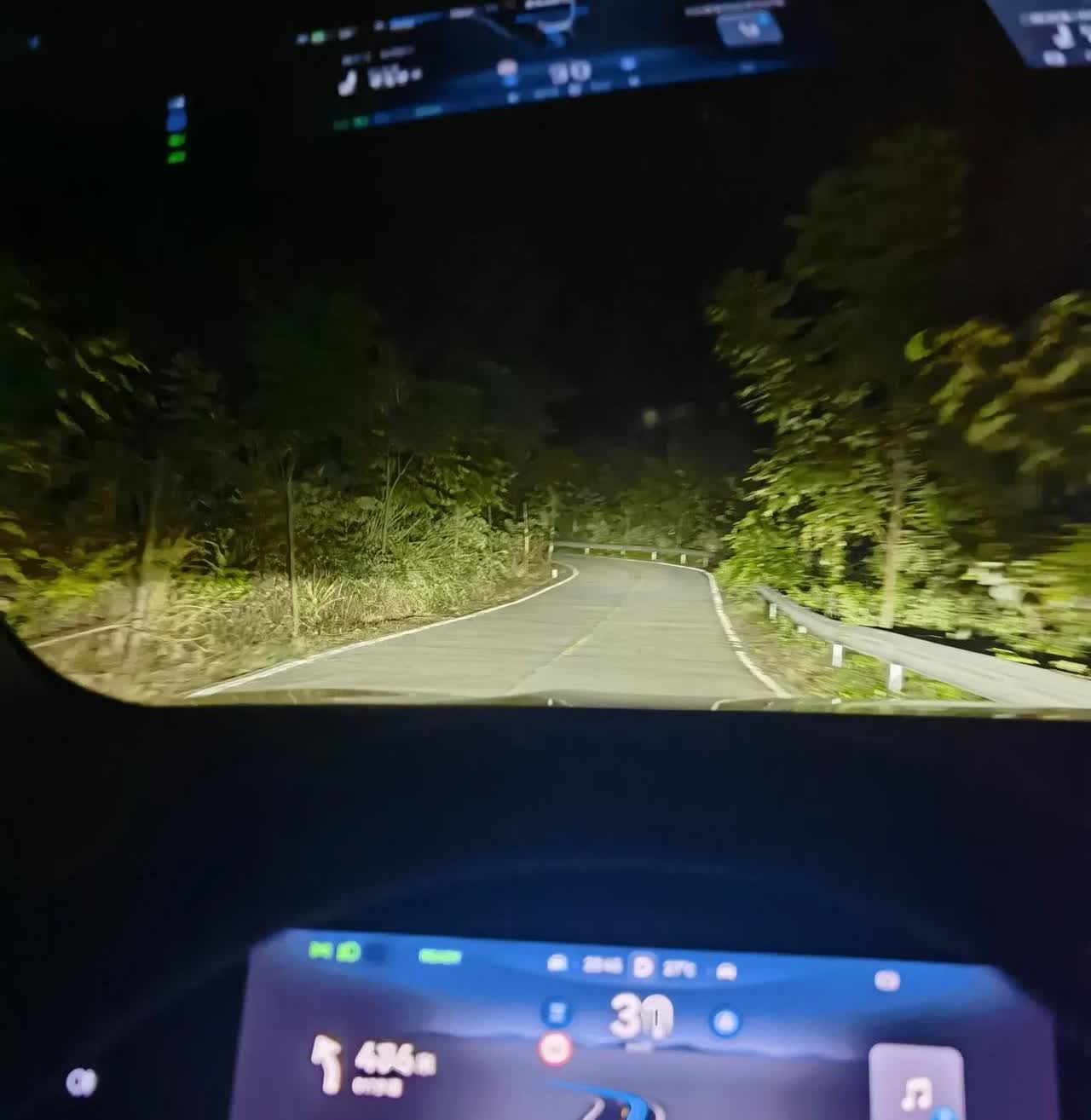 问界M8跑山开油车的时候就喜欢跑山，这次体验了一下M8跑山的感受。山里绝