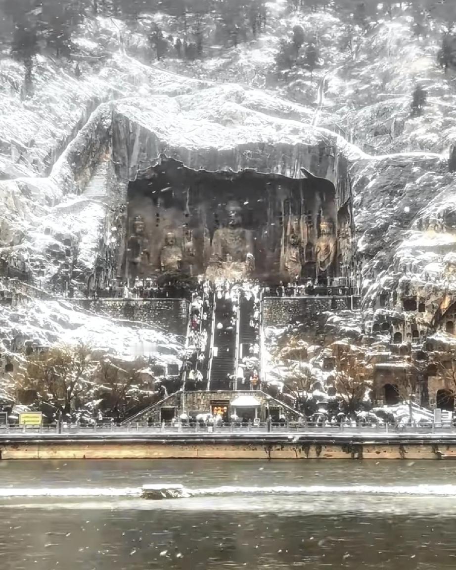 龙门石窟雪🌨️后，白天封神还是夜景，哪个更好看呢？[呲牙笑]