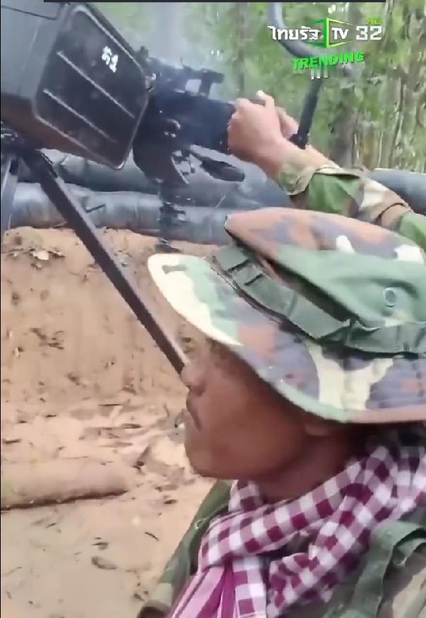 当地时间2025年7月25日，柬埔寨士兵在战壕中不断向泰国陆军阵地开火（图1-4