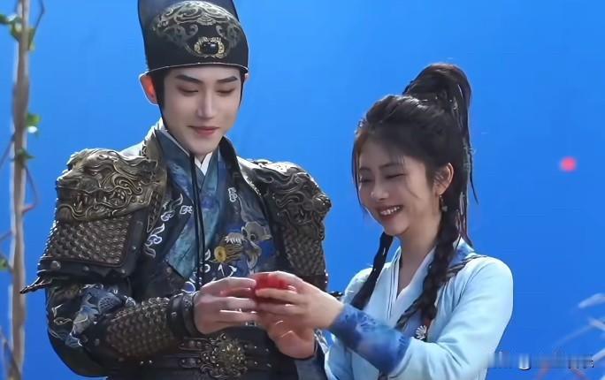 当全剧力推男女主，2亿点击却流向那个举烛的男人。谭松韵和侯明昊的官配，输给了一