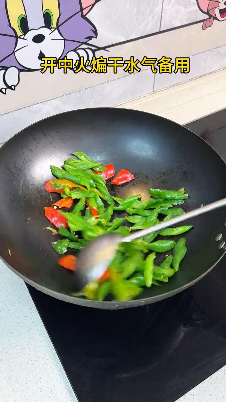 辣椒炒肉。·辣椒直接下锅，开中火煸干水气备用。·另起锅下入肥肉，炒出油脂下豆