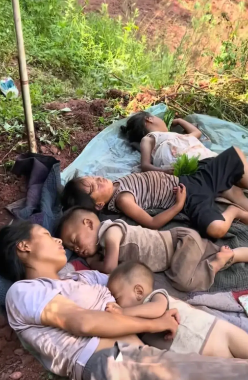 这才是凉山彝族的真实生活！四川凉山，男子一家六口去山上挖土豆，中午挖累了，地上铺