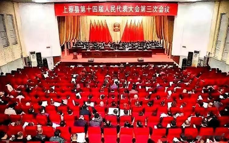 领导坐下面，会议反而开得更快了。撤掉高高在上的主席台。所有人围成一圈。你递