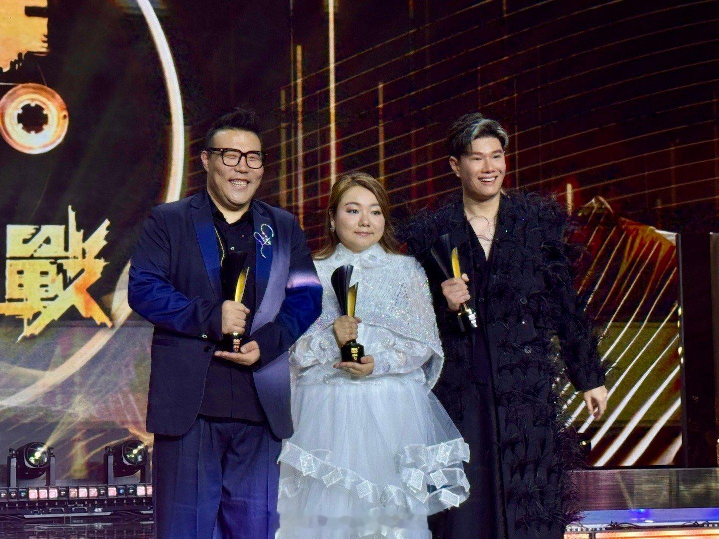 昨天TVB《中年好声音3登峯之战》在启德演艺馆决出了最后冠亚季军（图1-4），