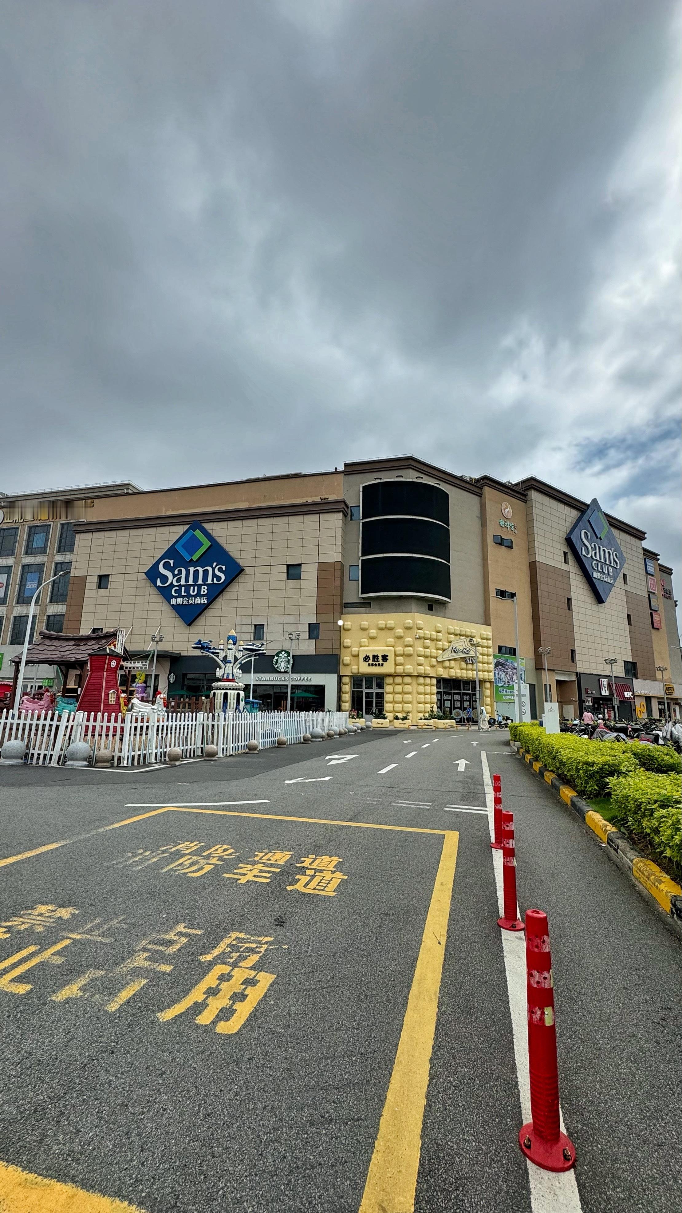 今天第一次逛山姆，仿佛打开了品质生活的任意门！货架间流淌着令人惊叹的精致美学——