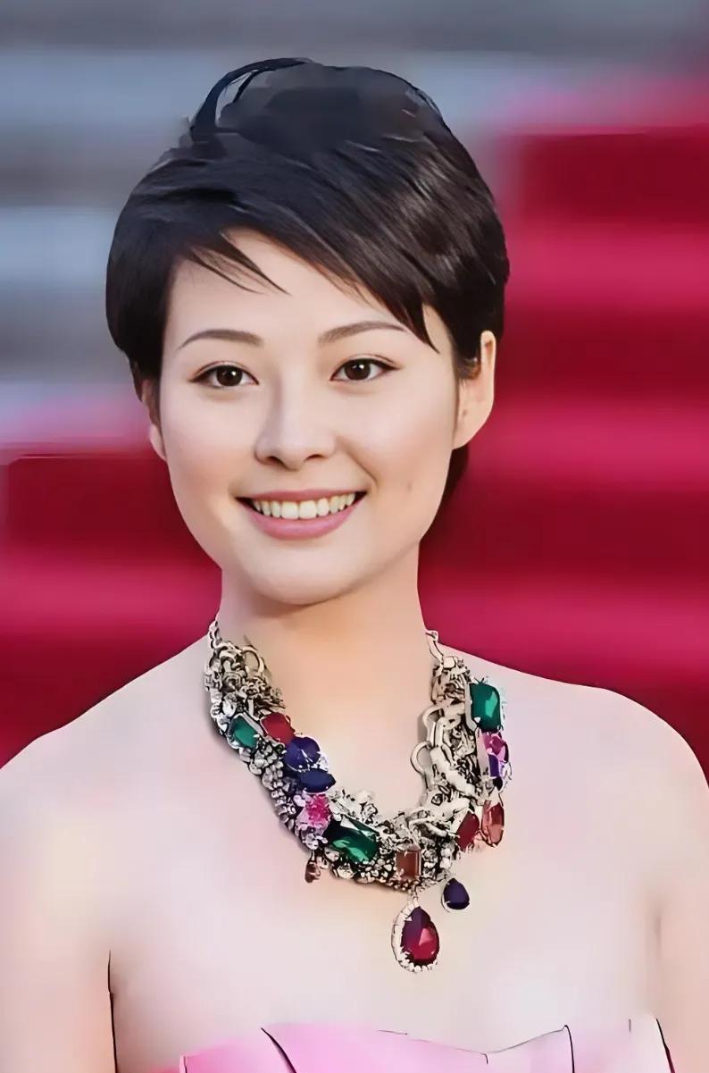 短发美女中，我还是最喜欢袁立。她的短发看起来非常特别，十分适合她的脸型和气宇，显