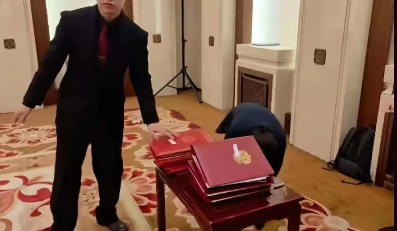 中俄签了40多份合作协议，双方一口气签了40份合作文件，覆盖了经贸、能源、科技、