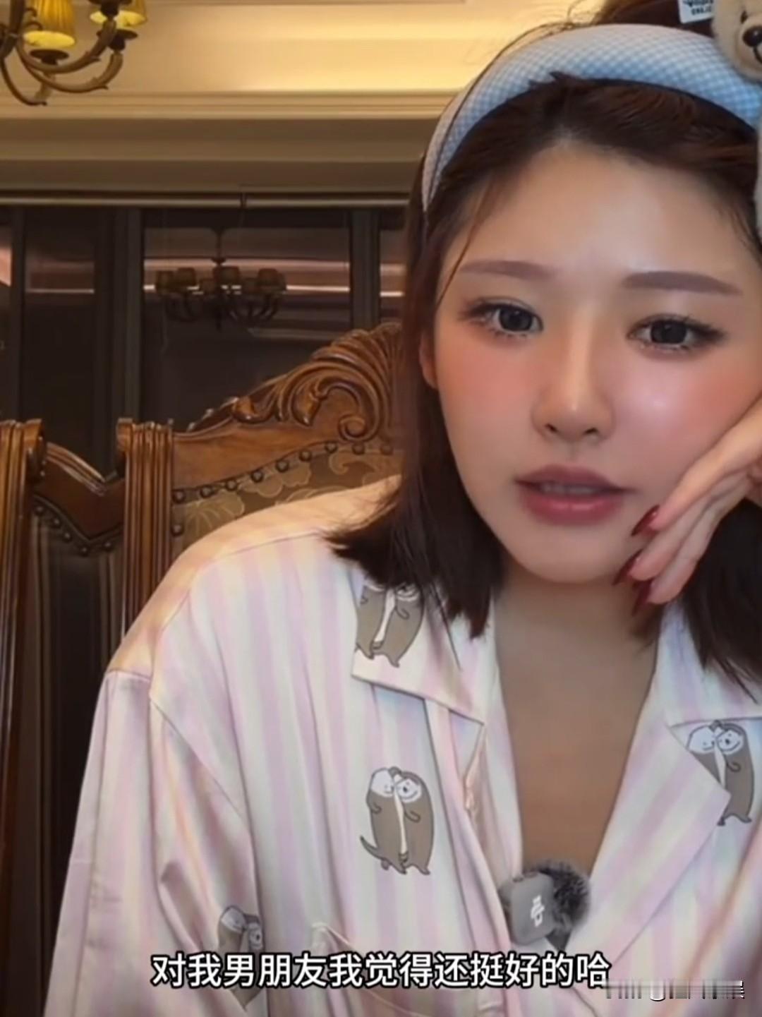 黄一鸣又上热搜了。这次不是因为别的，而是她自曝了新恋情——男友是她的初中同学。