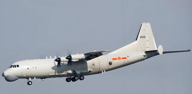 根据中国国防部的消息，东部战区一架运-8反潜巡逻机在东海例行巡逻时，遭遇不明航空