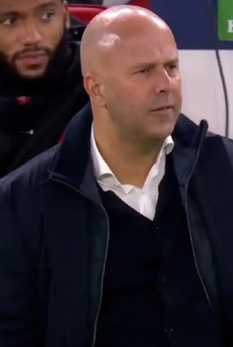 滕哈格抽了三包烟也想不明白在荷甲时斯洛特被自己压得死死的荷甲历届冠军201