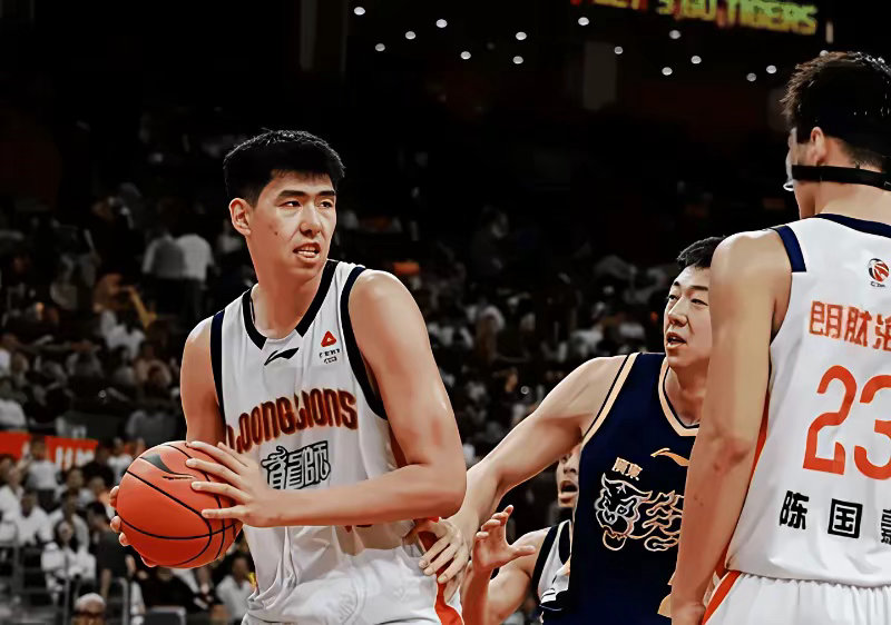 出国泡汤！徐昕基本无缘NCAA。NCAA杨百翰大学已联系塞尔维亚内线彼得，并对他进行了考察，以期让他