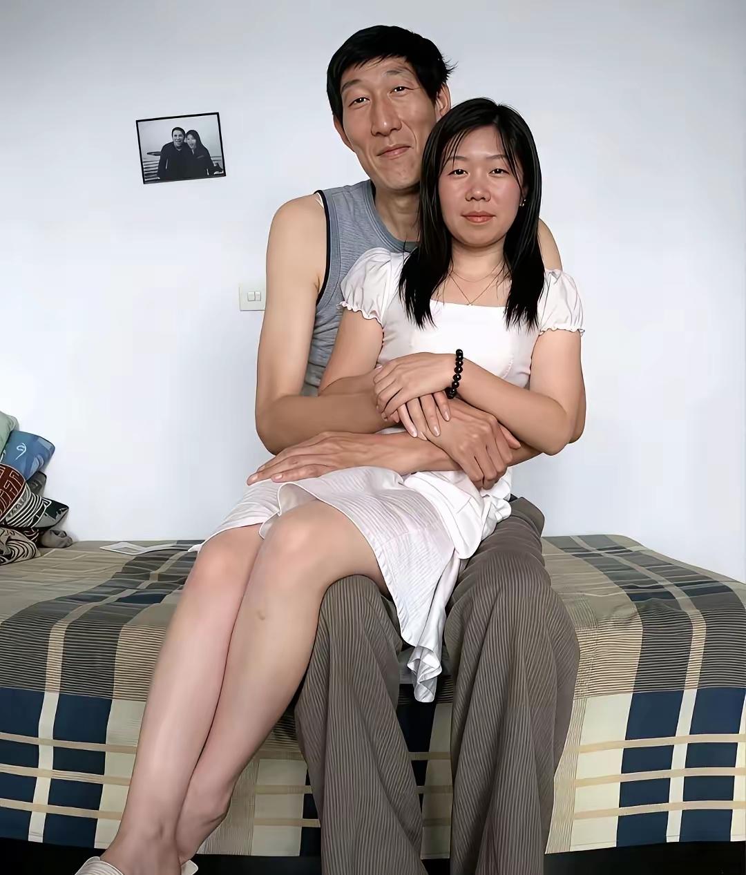鲍喜顺与妻子同框合照，甜蜜温情。镜头下，鲍喜顺身形高大挺拔，妻子五官清秀，二人衣