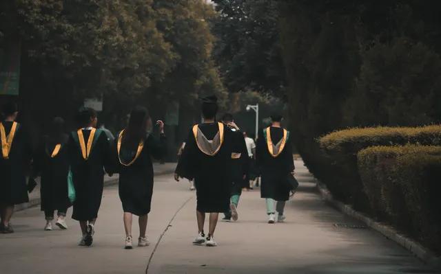 人的选择真的很重要！我的大学同学当年考中国人民大学，没考上，差了一分儿，然后他就