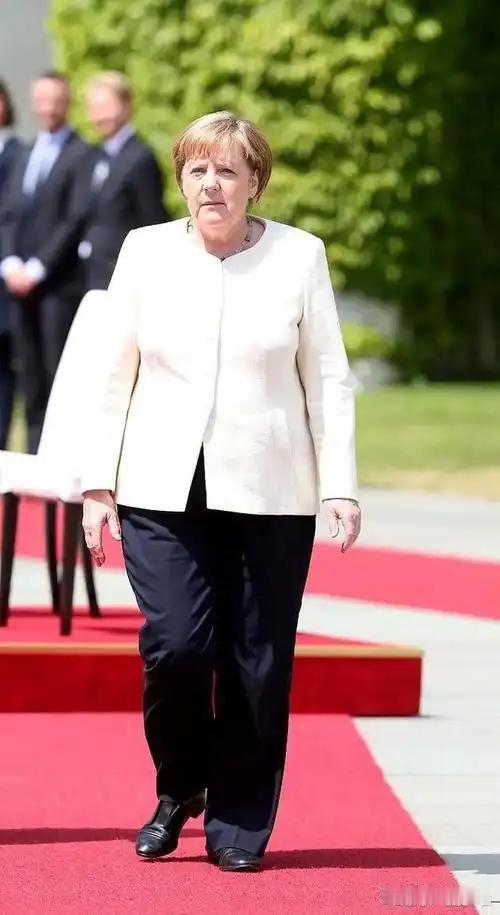 默克尔真的是德国罪人吗？说白了她执政16年让德国人安稳富足，反倒被不少人当成