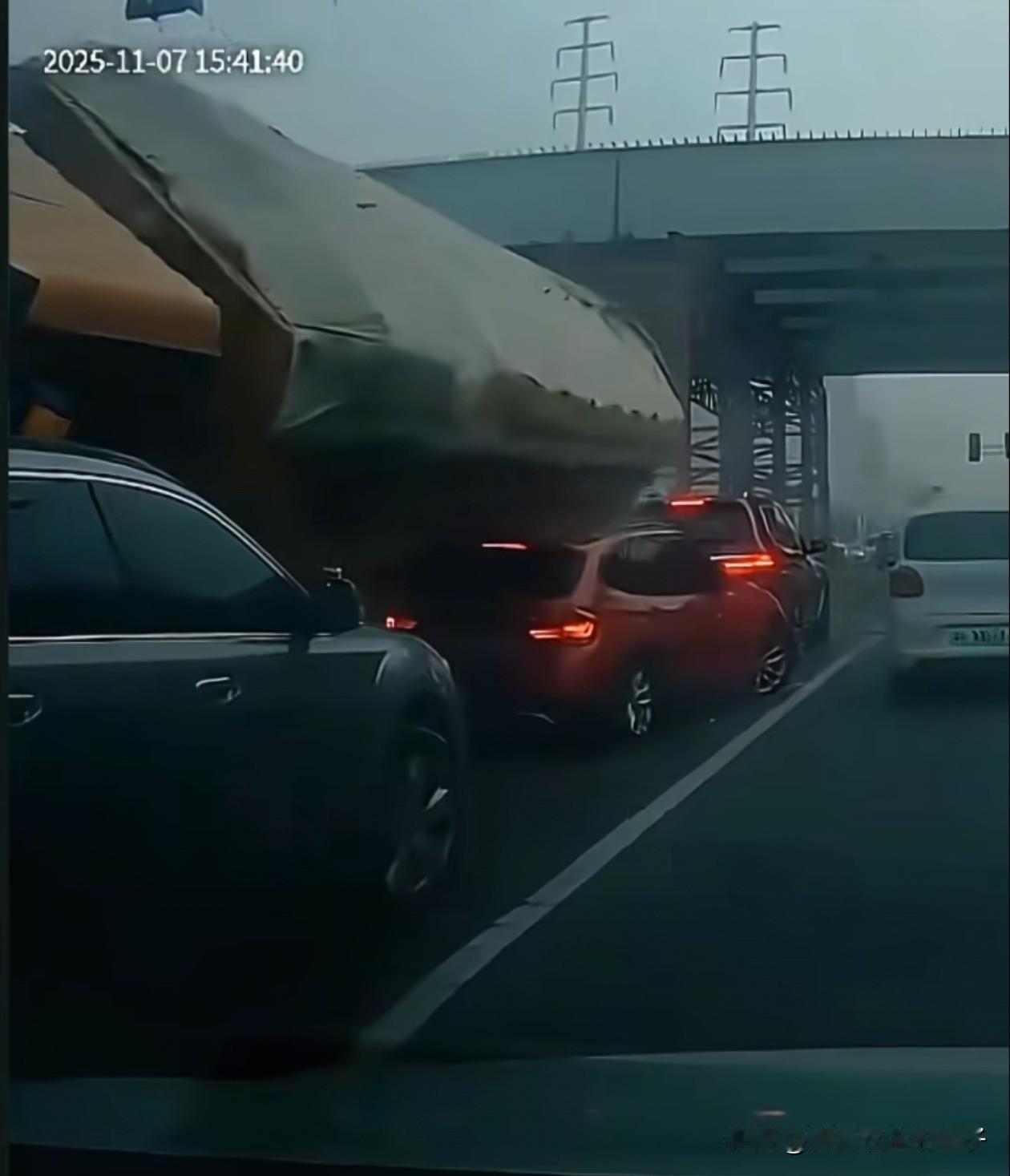 烟台渣土车侧翻这起事故！有人说白车不该上前挡住了，也有人说黑车应该往前开，但都忽