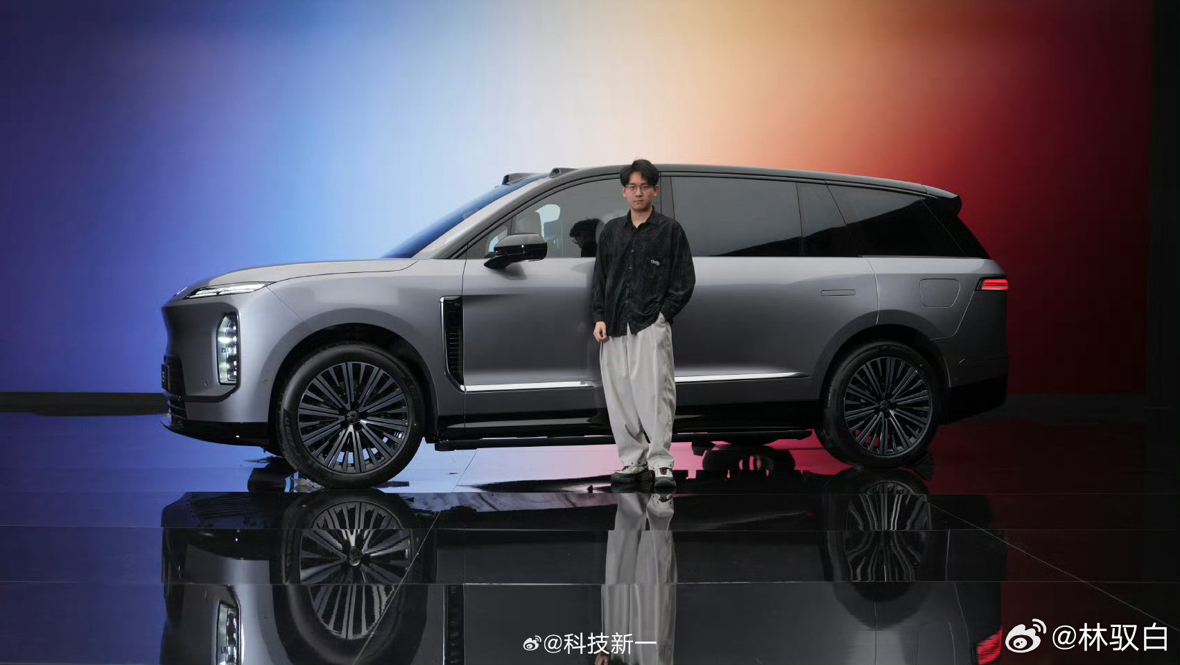 这次实拍，应该是放了es9各种各样颜色包括轮毂搭配在里面了。大家可以看一下哪个，