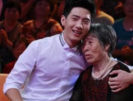 2017年，井柏然在奶奶的葬礼上，见到了出生28天就把他抛弃的父母，他们低声下气