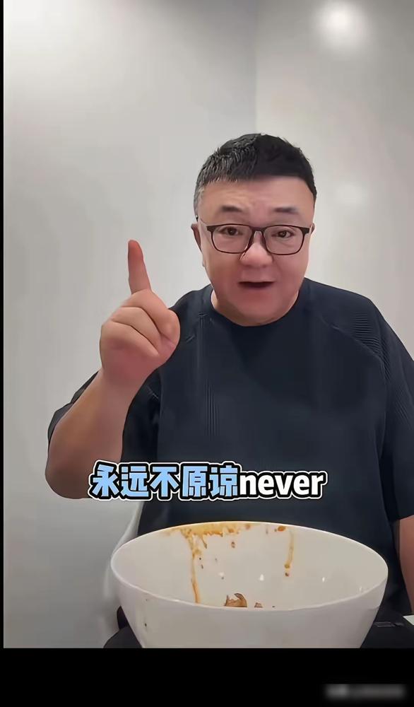 足球圈最近有个事，挺有意思。一个叫董路的足球名嘴，养了个足球小将九年。从6