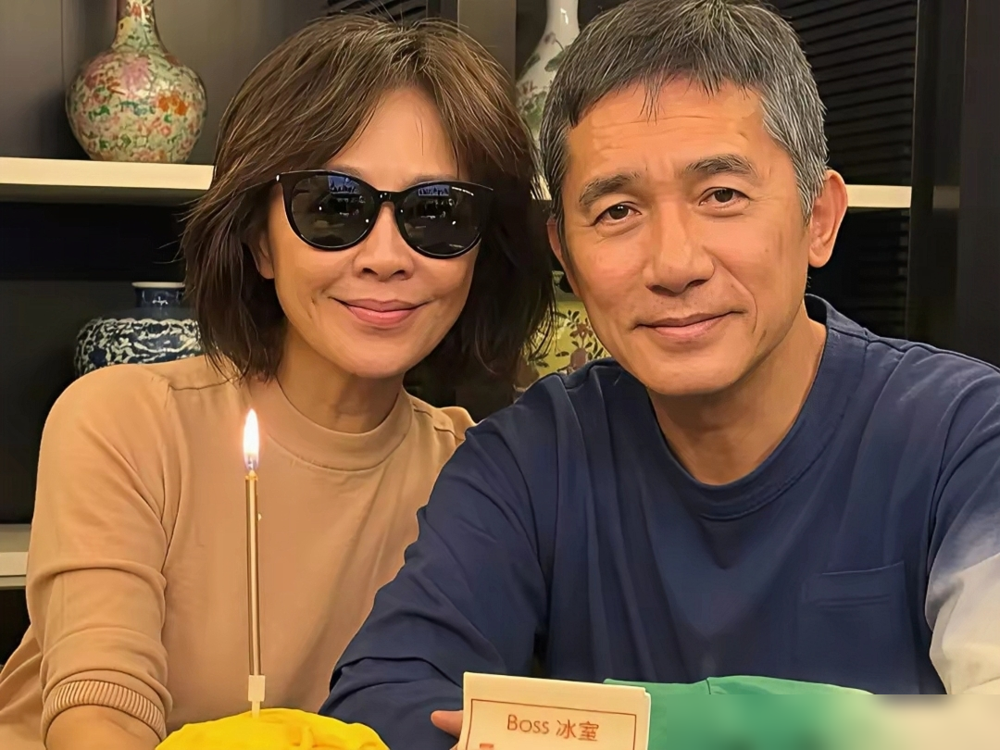 梁朝伟家里灯泡坏了，第一反应是打电话给刘嘉玲喊快来救我。你能信？一个连话都不愿多说的人，一个能在红毯