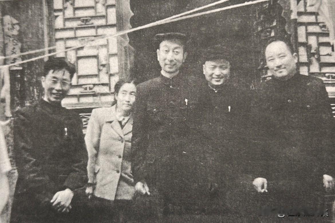 1952年，三位陕北革命根据地创始人张秀山与马明方、汪锋在陕西合影。三位都是陕