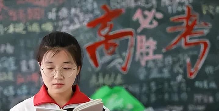广东一考生高考查分竟然显示“0分！”学生顿时就慌了，她赶紧给老师打电话。没想到老