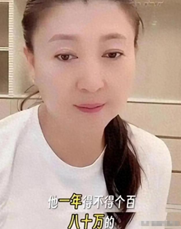 被骂“酸黄瓜”憋了几个月，闫学晶低调回东北老家，模样气质大变。最近刷到闫