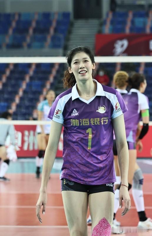 米兰为李盈莹让号这事儿，诚意那必须是满满的。米兰本赛季主攻线弱，对引进李盈莹那可