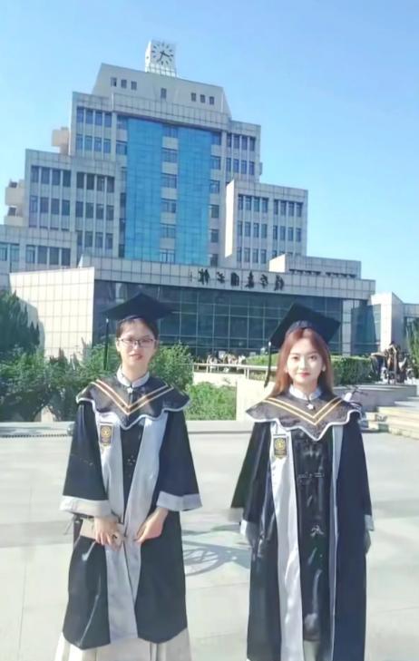 西安交通大学搞了个大事情。他们推出了中国高校第一款学校特制的学士学位服，由199