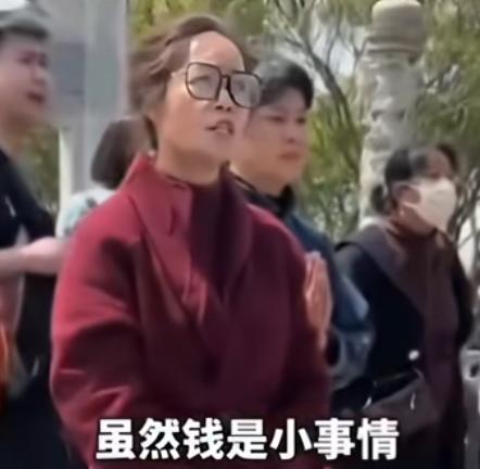 红衣大妈在普陀山祈福，因6元香火钱大怒：我要告到天庭上2024年，一位穿着红色