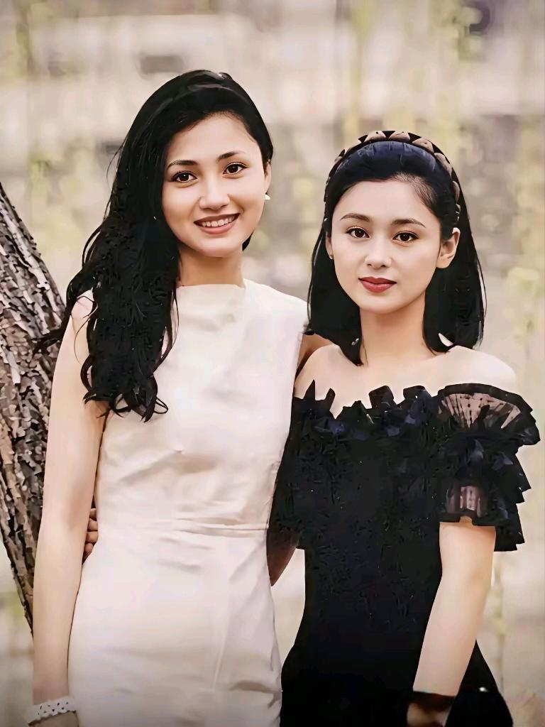 35年前难得一见的经典旧照，陈红与林芳兵同框出镜。昔日荧幕里，一人貂蝉倾国，
