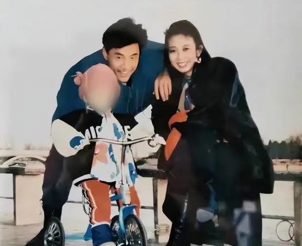 于荣光怎么也想不通，结婚35年来他零绯闻，钱他赚、饭他做，十分宠爱妻子，但在他6