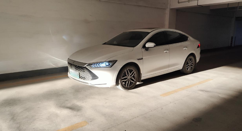 秦PLUSDM-i两年后用车报告用车感受首先不得不承认秦PLUSDM-i