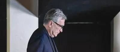 中国男足主帅伊万突然下课！临走前他亲手撕下最后一块遮羞布。伊万把