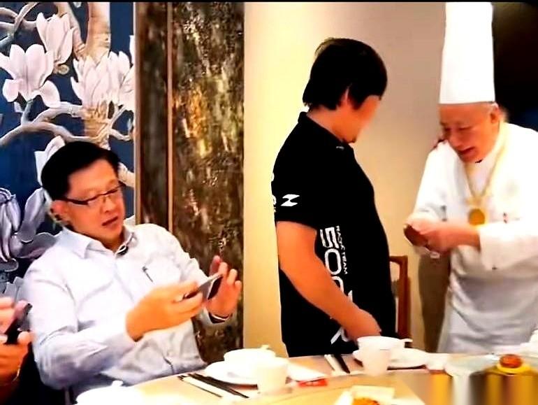 最近网上流传着几段香港议员何君尧和机车品牌创始人张雪同框的画面，里面藏着个极度反