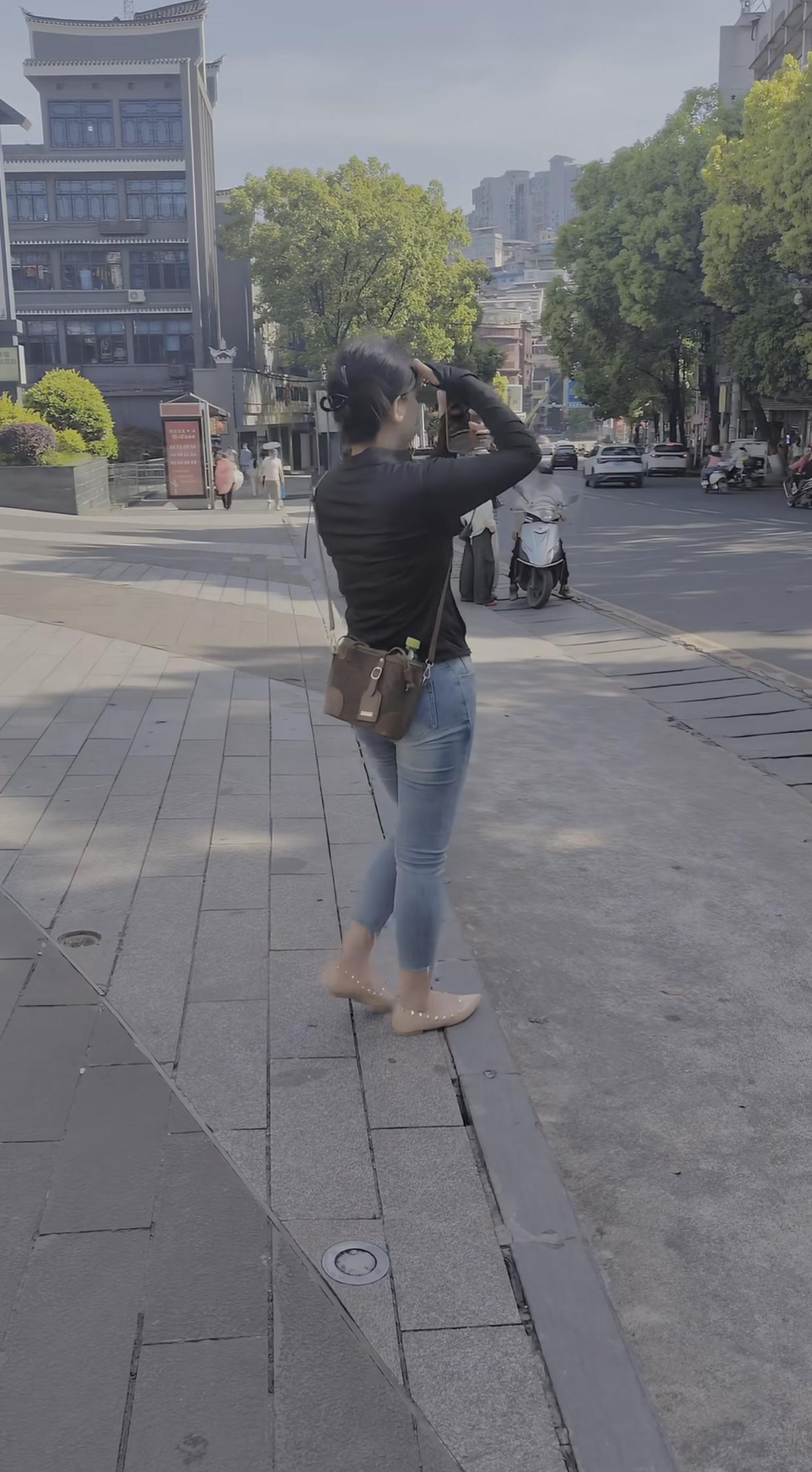 这身材才好，凹凸有致，不胖不瘦，瑜伽裤替代了哪些所谓完美的着装。这才是男人心中的