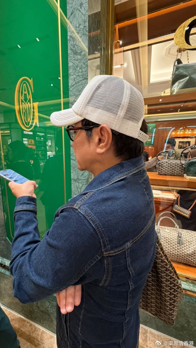 排隊買嘢被偷拍其實我眼尾係睇到佢偷拍我我仲睇到係一個幾靚嘅女仔下次你可以行埋嚟合照㗎我會非常樂意的​