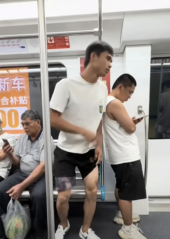 真的是万万没有想到啊。在地铁上有一位大爷，他把自己提着的西瓜放在脚下。他身旁的