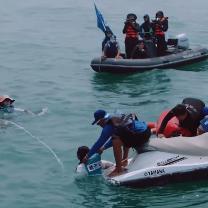 白鹿孟子义就这么被救生员大哥提溜起来哈哈哈哈奔跑吧