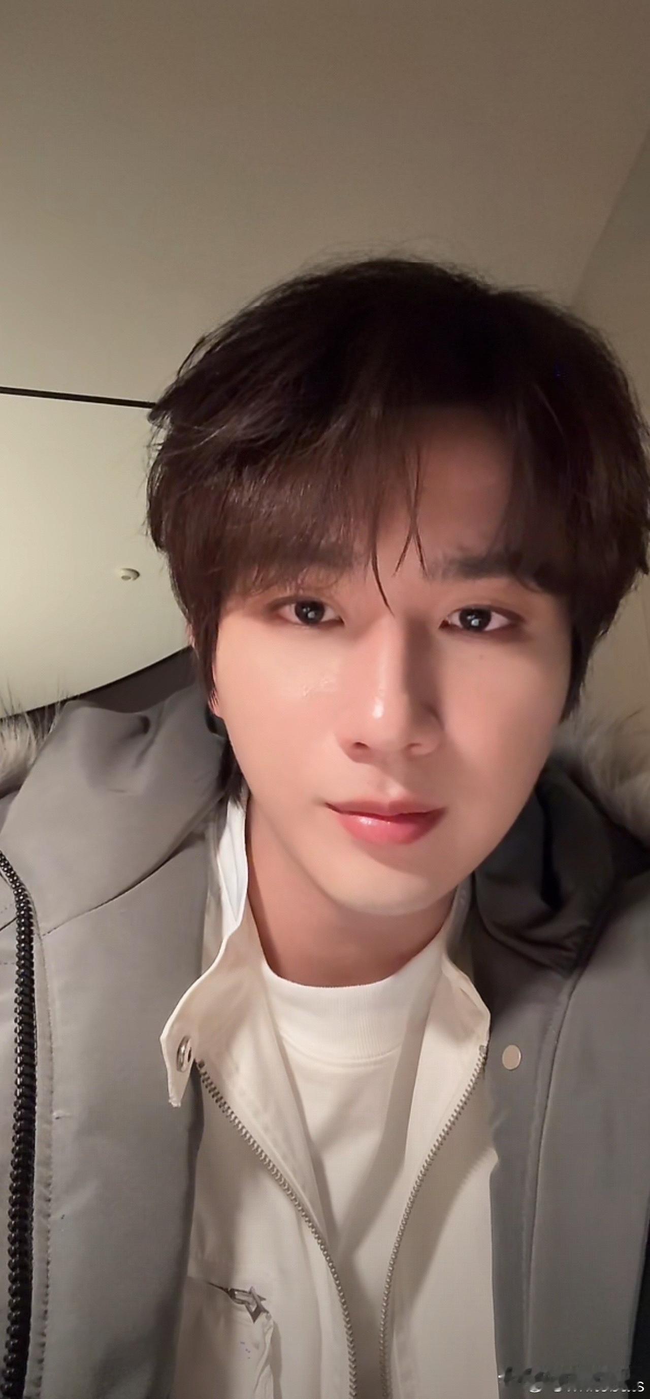 李宏毅刚刚开始对标的是成毅现在不说接不接班的问题，他和🥭解约需要支付1000