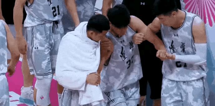 发现了吗？还得是辽篮大牙哥俞泽辰，有事是真上啊！怪不得他是辽宁队年轻球员的老大。