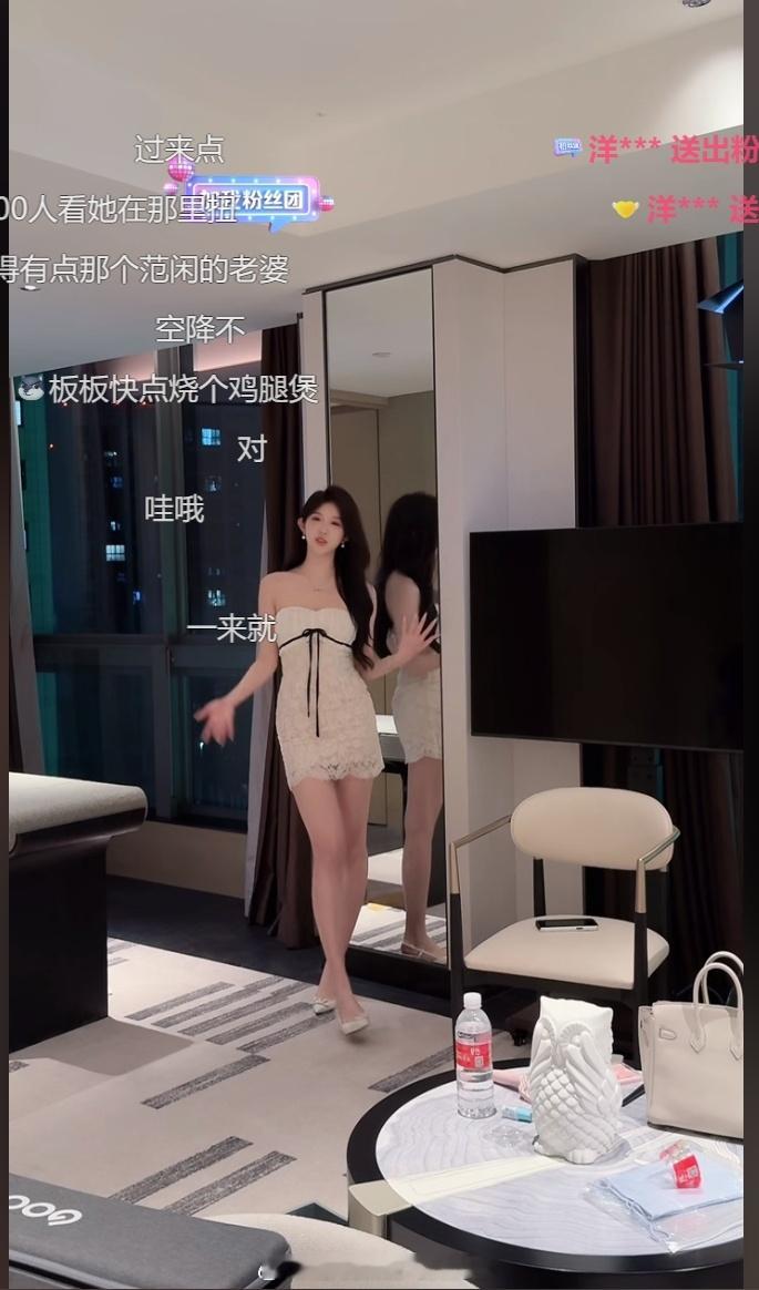 车模们下班直接开启直播模式，继续站，对着镜头站，啥也不用干​​​