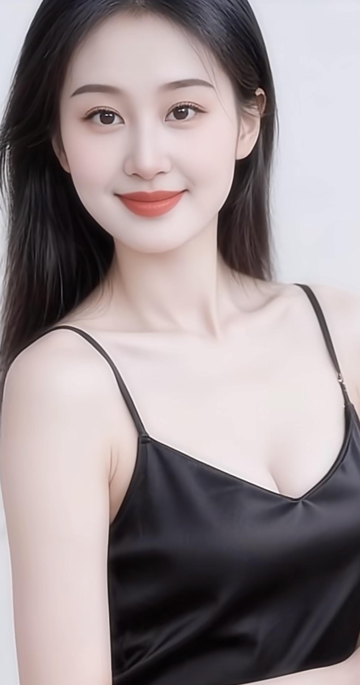 甜美笑容，黑色吊带，清新自然，元气满满！😊✨心动美照分享性感纯欲风吊带