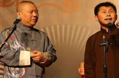 2007年，何云伟的妻子找到郭德纲告状：“何云伟在外面和别人同居了。”郭德纲听说