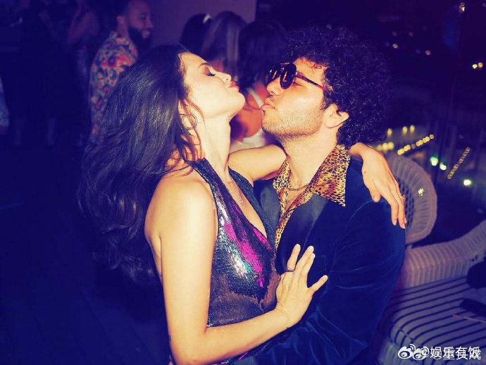 赛琳娜生日与未婚夫接吻照霉霉为赛琳娜庆生照赛琳娜SelenaGomez3